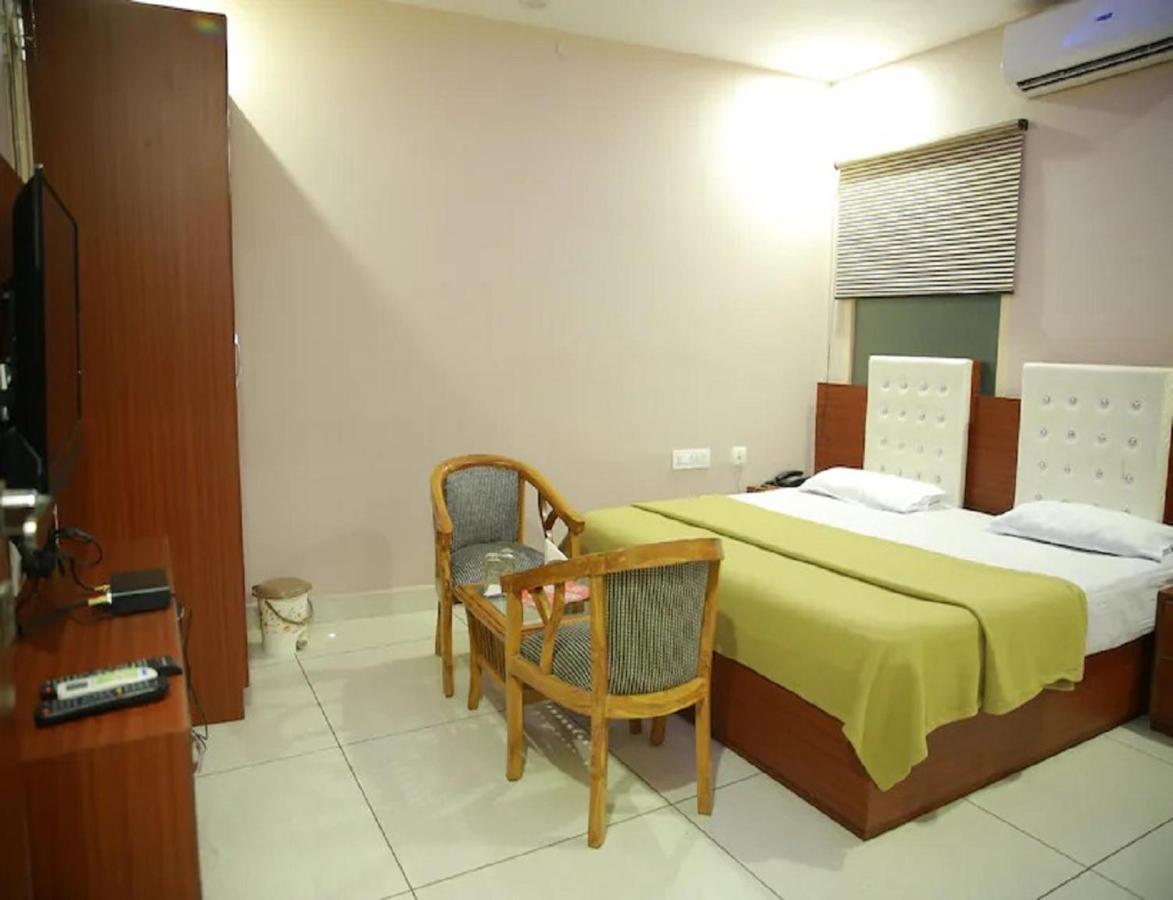 Hotel Kings, Rohtak Extérieur photo